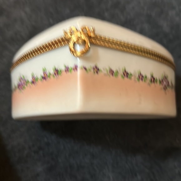LRG LIMOGES HEART BOX WITH BEAUTIFUL GOLD CLASP - Picture 5 of 5